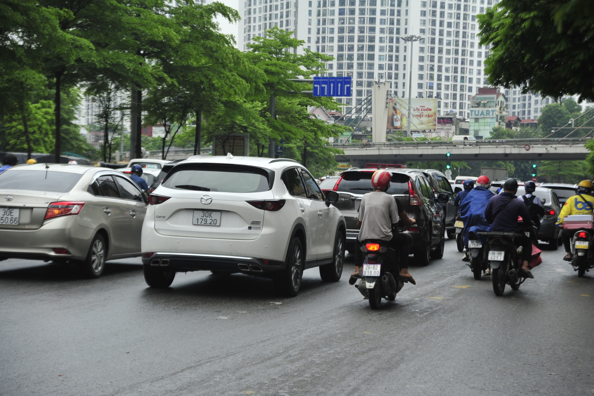 Hà Nội: Nhiều tuyến phố ùn tắc sau cơn mưa, dân công sở trễ giờ làm việc - Ảnh 4.