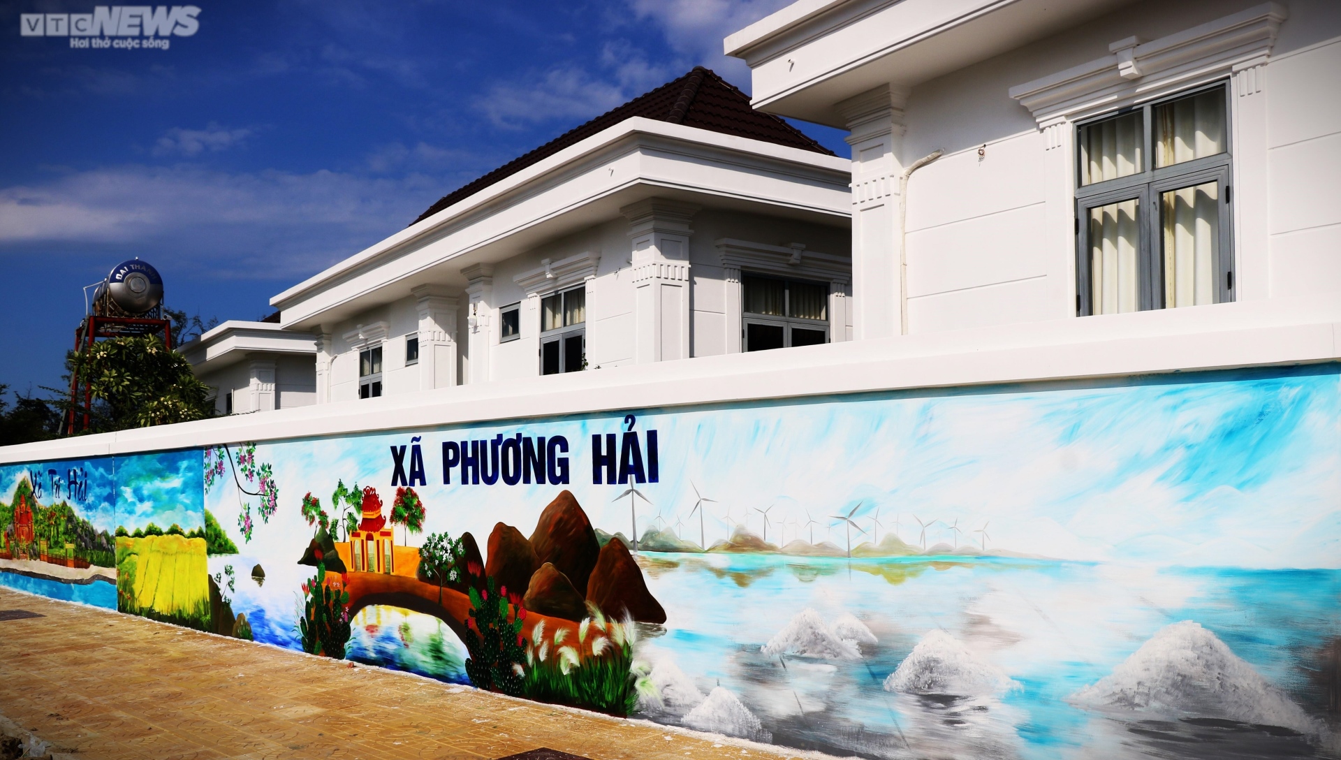 Chiêm ngưỡng bức tường tranh bích họa ven biển Ninh Thuận xác lập kỷ lục Việt Nam - Ảnh 3.