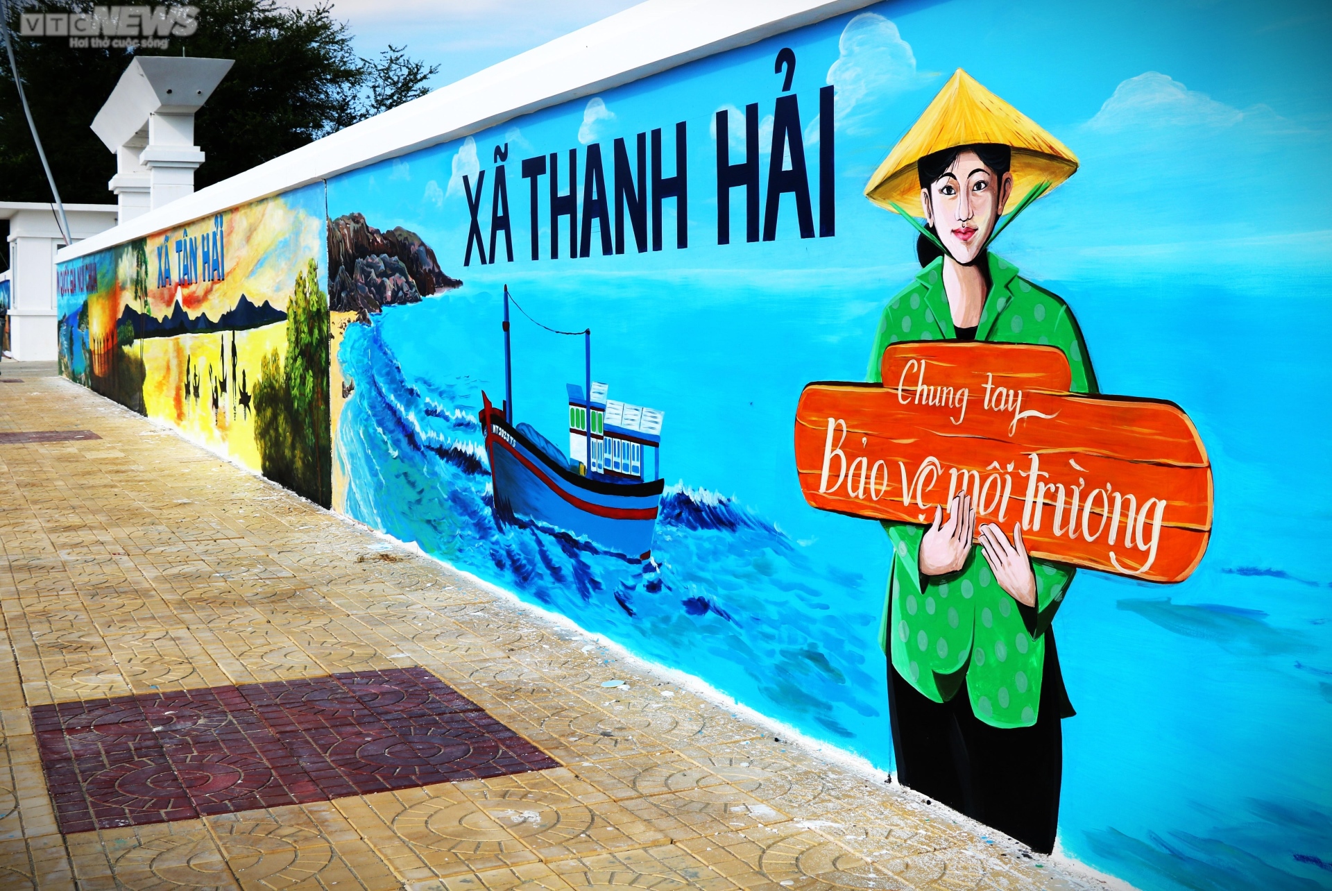 Chiêm ngưỡng bức tường tranh bích họa ven biển Ninh Thuận xác lập kỷ lục Việt Nam - Ảnh 2.