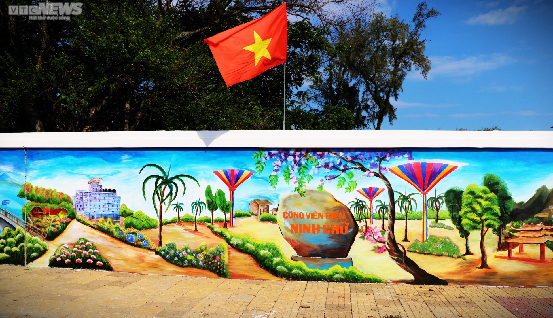 Chiêm ngưỡng bức tường tranh bích họa ven biển Ninh Thuận xác lập kỷ lục Việt Nam - Ảnh 8.