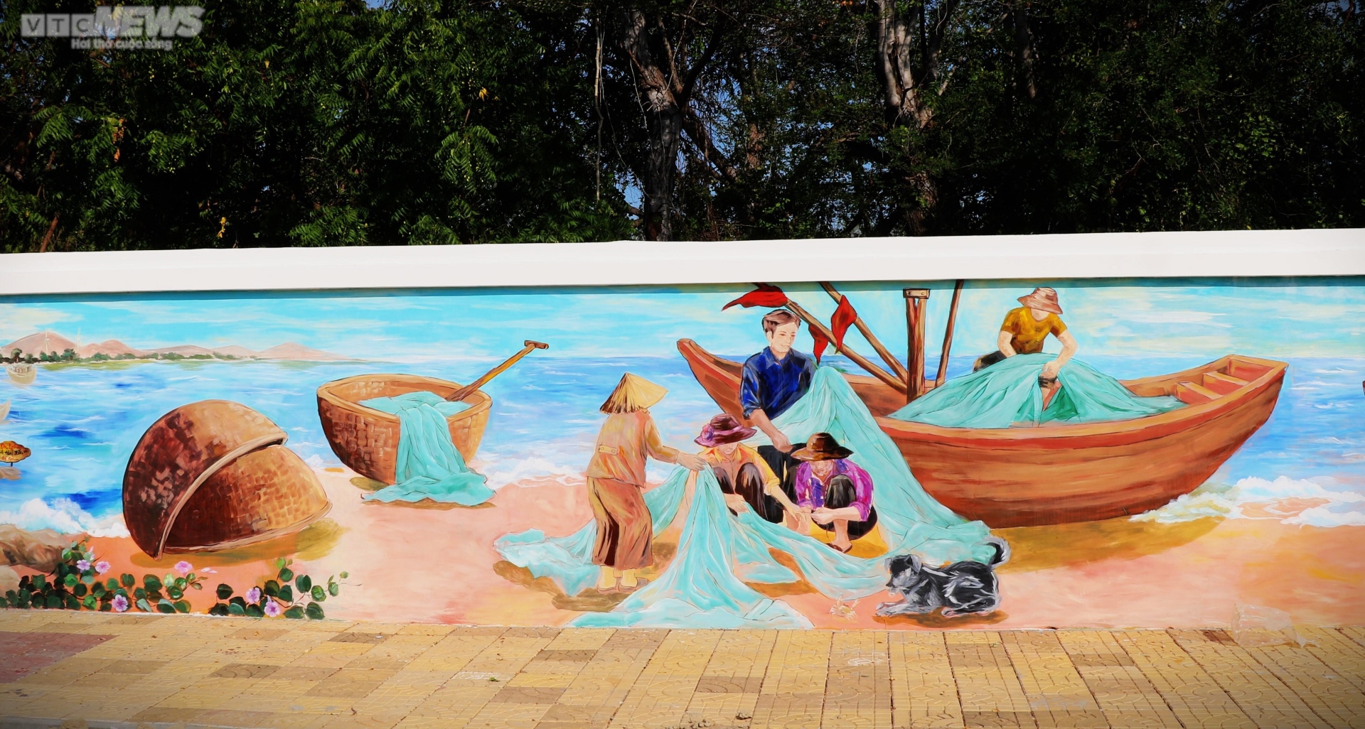 Chiêm ngưỡng bức tường tranh bích họa ven biển Ninh Thuận xác lập kỷ lục Việt Nam - Ảnh 9.