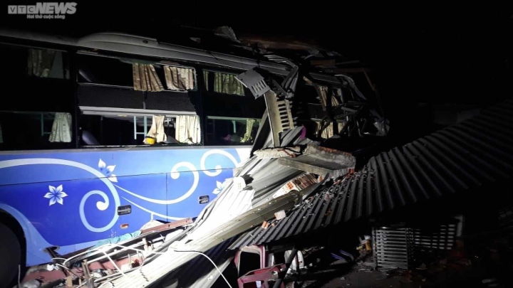 Phú Yên: Xe khách đâm vào nhà dân trong đêm, 4 người thương vong - Ảnh 1.