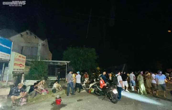 Phú Yên: Xe khách đâm vào nhà dân trong đêm, 4 người thương vong - Ảnh 3.