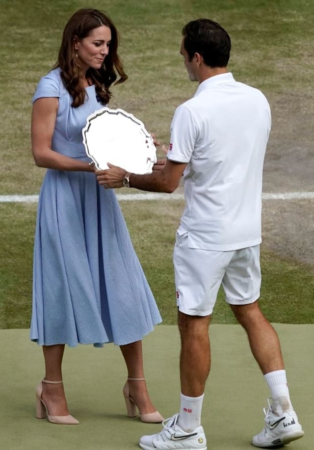 Vương phi Kate giao đấu với tay vợt huyền thoại thế giới, hình ảnh ra sân tennis &quot;gây sốt&quot; - Ảnh 6.