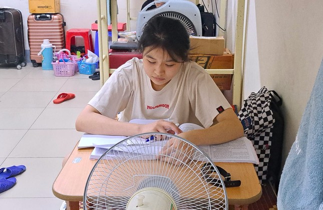 Học sinh gom điện thoại gửi c&ocirc; gi&aacute;o, ng&agrave;y đ&ecirc;m &ocirc;n thi tốt nghiệp THPT - Ảnh 7.