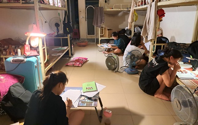 Học sinh gom điện thoại gửi c&ocirc; gi&aacute;o, ng&agrave;y đ&ecirc;m &ocirc;n thi tốt nghiệp THPT - Ảnh 2.