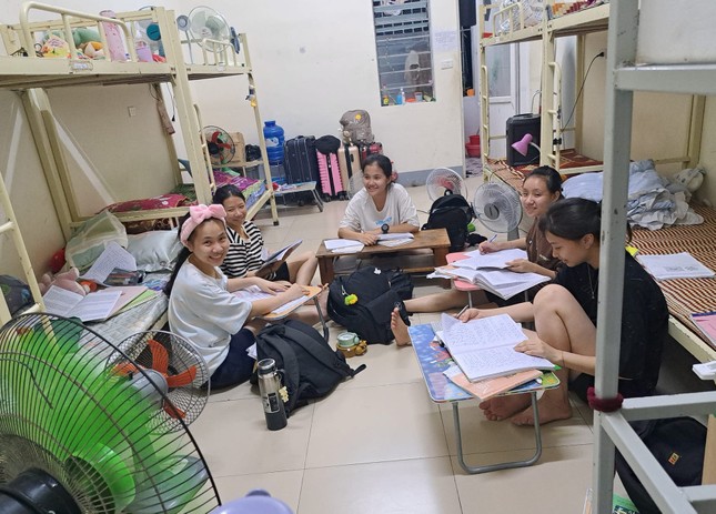 Học sinh gom điện thoại gửi c&ocirc; gi&aacute;o, ng&agrave;y đ&ecirc;m &ocirc;n thi tốt nghiệp THPT - Ảnh 4.