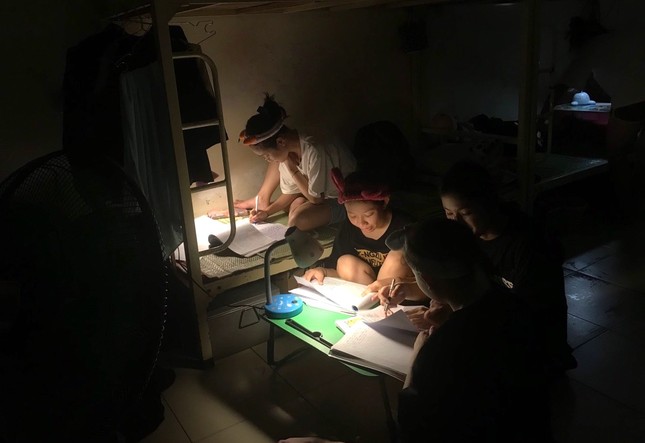 Học sinh gom điện thoại gửi c&ocirc; gi&aacute;o, ng&agrave;y đ&ecirc;m &ocirc;n thi tốt nghiệp THPT - Ảnh 8.