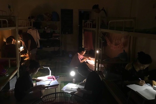 Học sinh gom điện thoại gửi c&ocirc; gi&aacute;o, ng&agrave;y đ&ecirc;m &ocirc;n thi tốt nghiệp THPT - Ảnh 9.