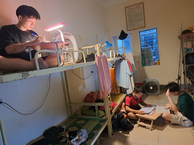 Học sinh gom điện thoại gửi c&ocirc; gi&aacute;o, ng&agrave;y đ&ecirc;m &ocirc;n thi tốt nghiệp THPT - Ảnh 14.