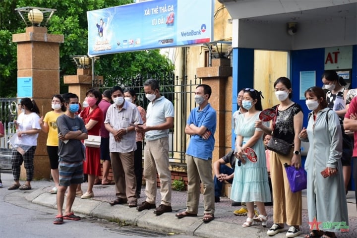 Nghỉ việc đưa con đi thi tốt nghiệp THPT, bố mẹ kh&ocirc;ng chịu để cho trẻ lớn? - Ảnh 1.