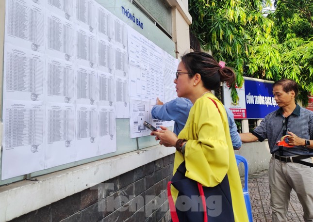 TPHCM d&ugrave;ng ph&agrave;, t&agrave;u cao tốc vận chuyển đề thi ra đảo - Ảnh 2.