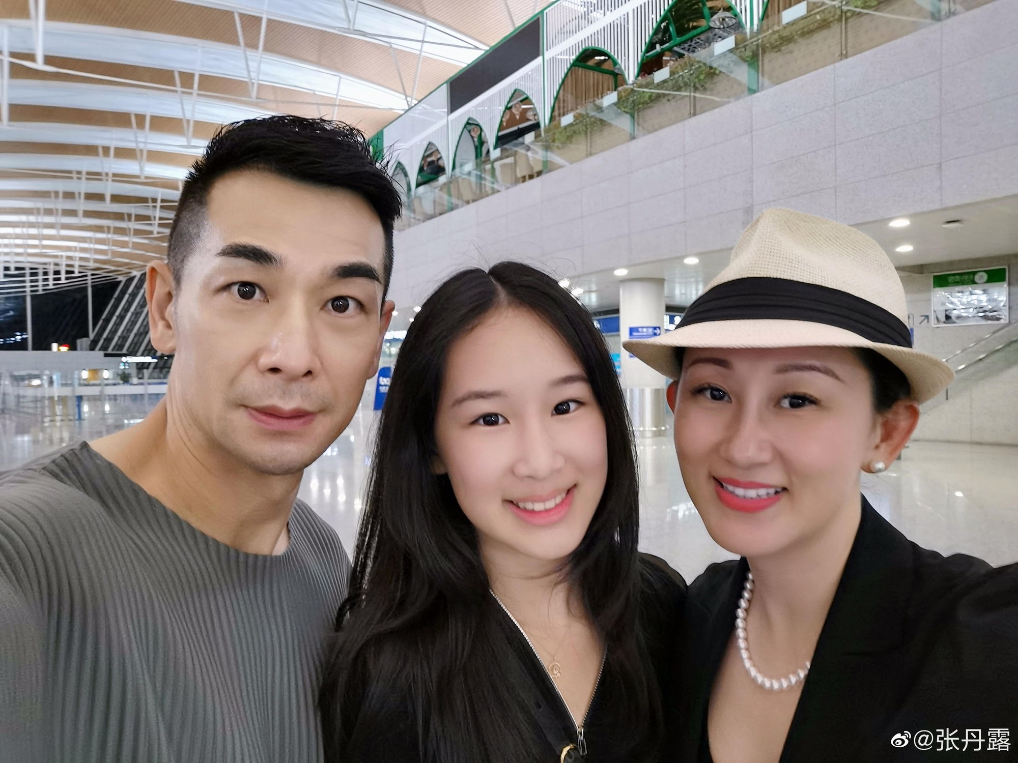 Con gái 16 tuổi của Triệu Văn Trác: Sở hữu chiều cao khủng, thông thạo "cầm kỳ thi họa" - Ảnh 3. Con gái 16 tuổi của Triệu Văn Trác: Sở hữu chiều cao khủng, thông thạo "cầm kỳ thi họa" - Ảnh 3.