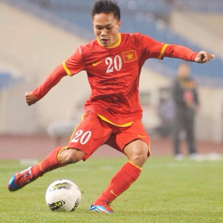 9 năm trước, Quang Hùng là cầu thủ trẻ sáng giá, được triệu tập vào ĐT Việt Nam. Quang Hùng là người xuyên phá, góp phần vào bàn thắng tung lưới Arsenal. Sau đó, Quang Hùng dính án treo giò.