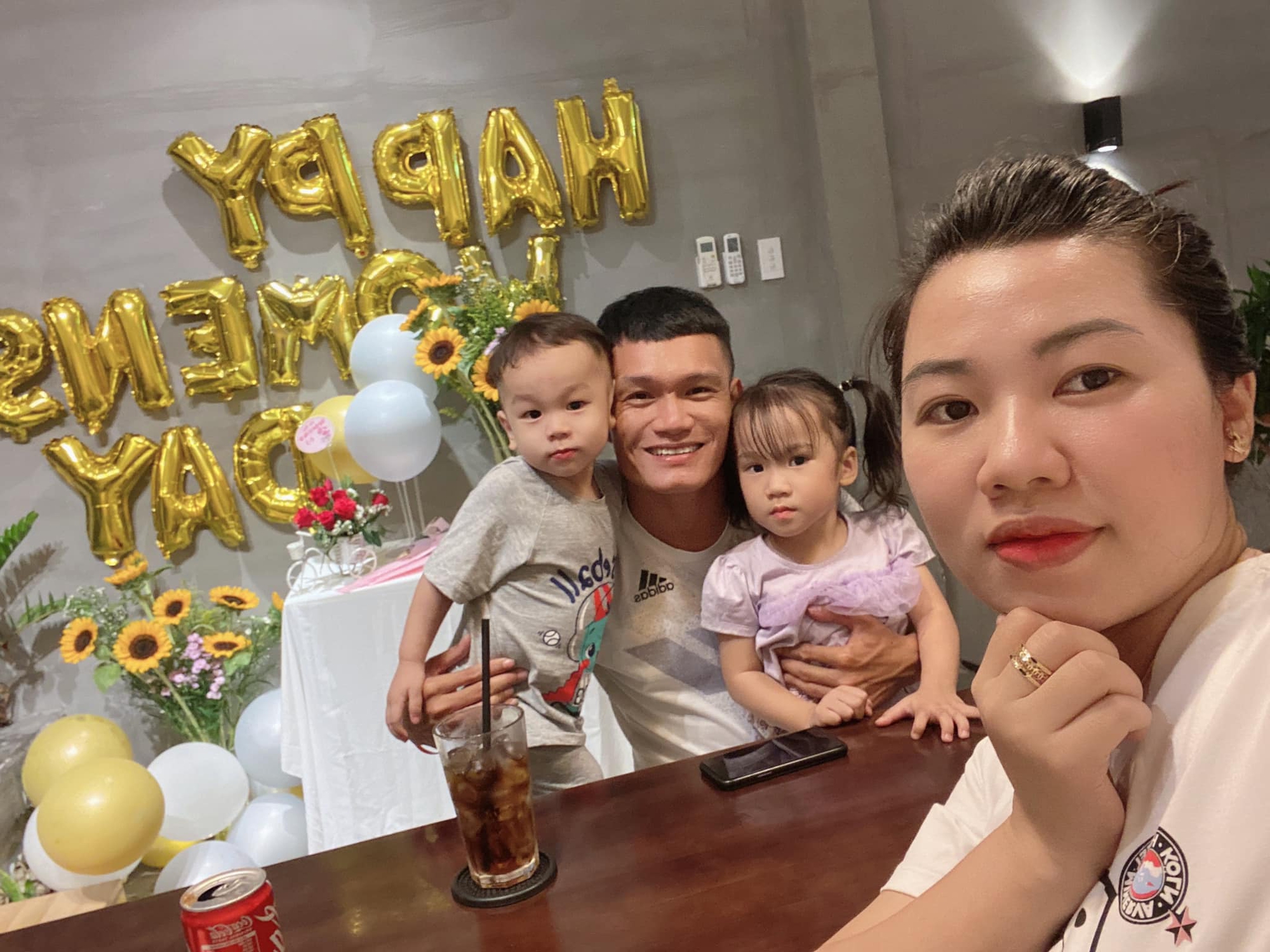 Gia đình hạnh phúc của cầu thủ Lê Quang Hùng. Vợ chồng anh có 2 con - 1 trai 1 gái.