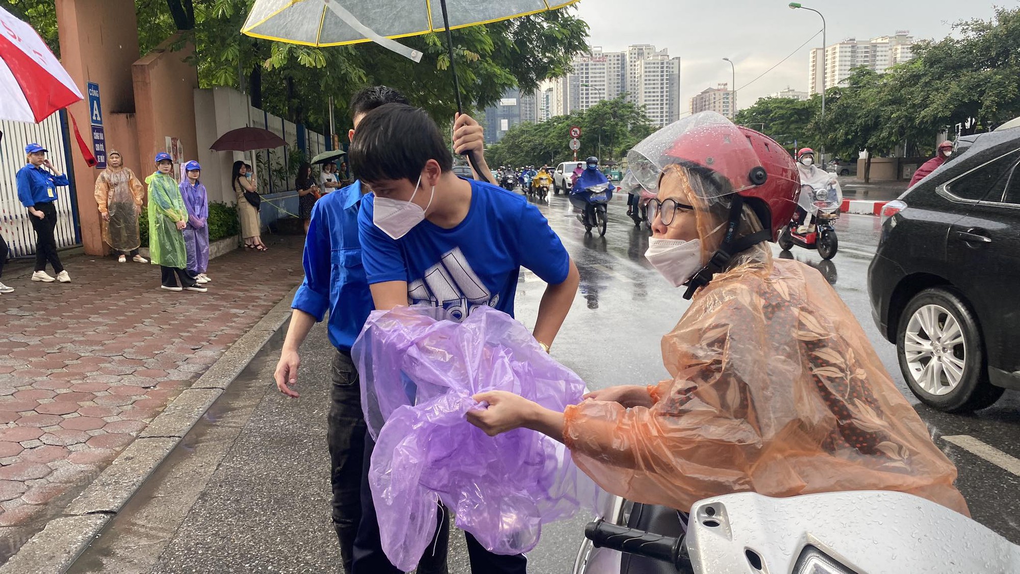 Mưa to nặng hạt, phụ huynh trao con cái ôm trong ngày đầu thi tốt nghiệp THPT - Ảnh 11.