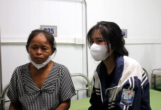 Nữ sinh xin xuất viện đi thi dù đang sốt 39 độ - Ảnh 1.