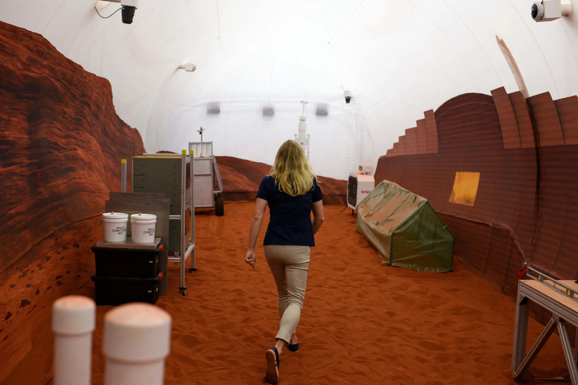 Thử nghiệm chưa từng có của NASA: Nhóm 4 người bắt đầu &quot;sống trên sao Hỏa&quot;, gặp thách thức không tưởng - Ảnh 2.