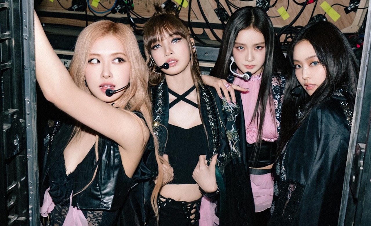 BLACKPINK mở concert ở Hà Nội: Dịch vụ săn vé hộ, cho thuê điện thoại, ống nhòm, bán lightstick... lên ngôi  - Ảnh 1.