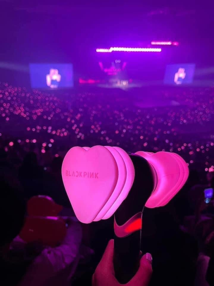 Lightstick BlackPink  là một dụng cụ cổ vũ, fan của nhóm nhạc này sưu tập, và mang đến đêm diễn của BlackPink