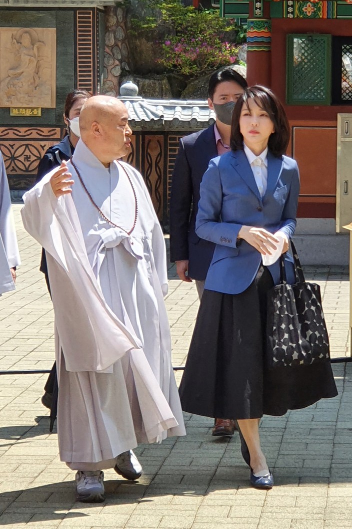 Đệ nhất phu nhân Hàn Quốc luôn khiến váy áo cháy hàng - Ảnh 8.