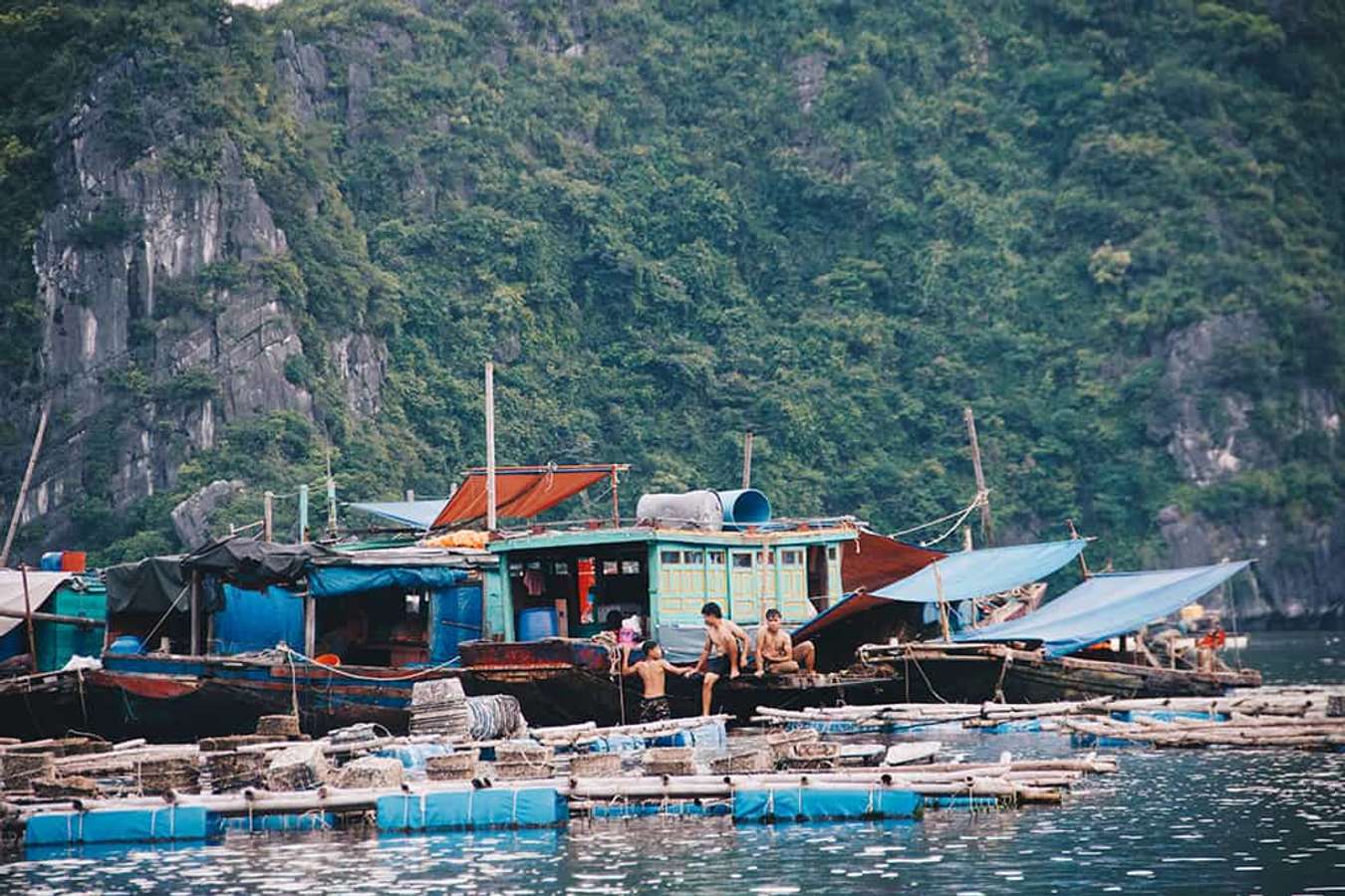 Làng chài Việt lọt top 'những ngôi làng cổ tích đẹp như tranh' trên thế giới: Có cả núi và biển, cách Hà Nội chỉ 2 giờ chạy xe - Ảnh 4.