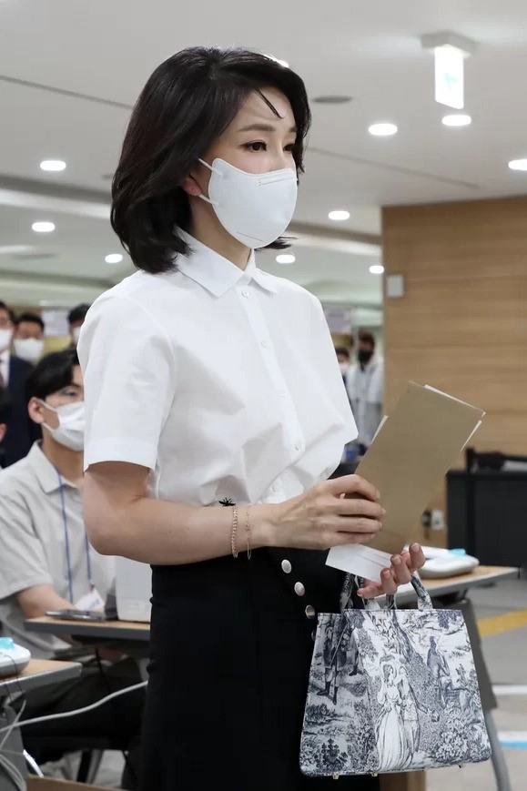 Đệ nhất phu nhân Hàn Quốc luôn khiến váy áo cháy hàng - Ảnh 5.