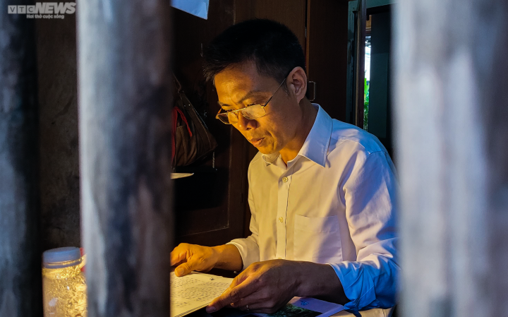 Kỳ thi tốt nghiệp đặc biệt của trưởng thôn 46 tuổi - Ảnh 1.