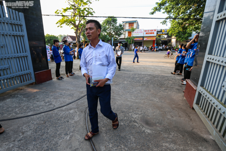 Kỳ thi tốt nghiệp đặc biệt của trưởng thôn 46 tuổi - Ảnh 4.