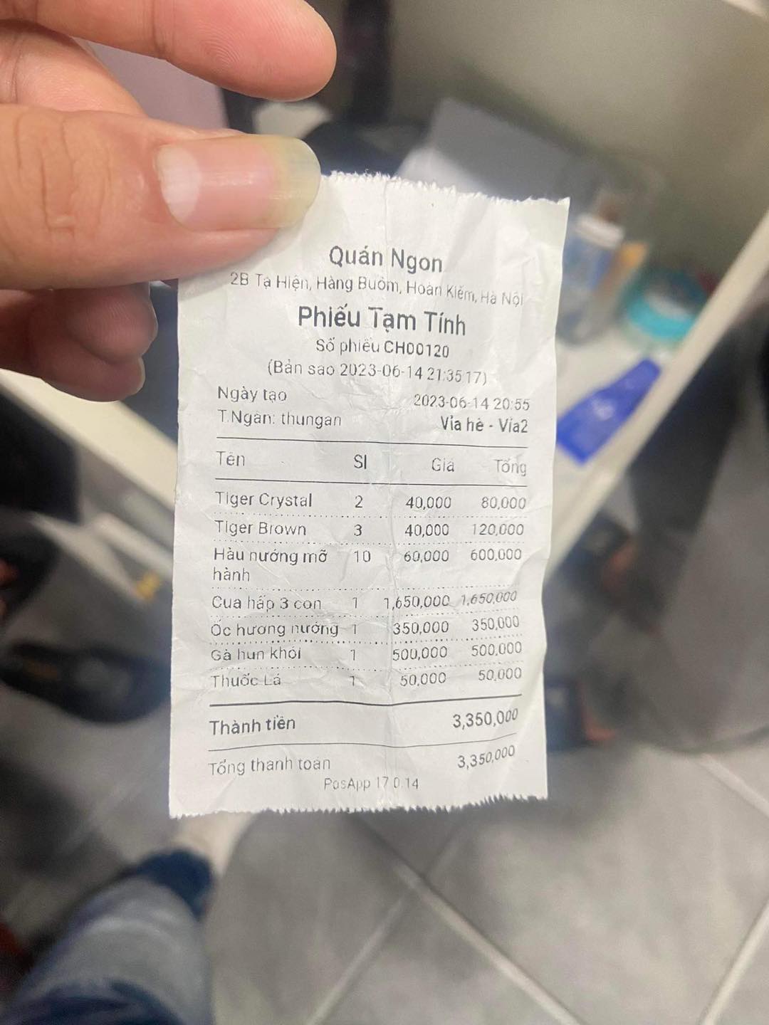 Xôn xao thông tin quán ăn Ngon trên phố Tạ Hiện có dấu hiệu câu khách, mồi khách, chặt chém - Ảnh 4. Xôn xao thông tin quán ăn Ngon trên phố Tạ Hiện có dấu hiệu câu khách, mồi khách, chặt chém - Ảnh 4.
