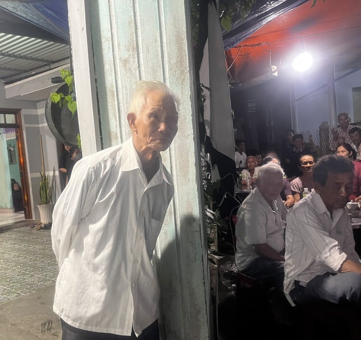 Vợ chồng chết trong vụ sạt lở ở Đà Lạt: Cha già đứng trong mưa đợi thi thể các con - Ảnh 2. Vợ chồng chết trong vụ sạt lở ở Đà Lạt: Cha già đứng trong mưa đợi thi thể các con - Ảnh 2.