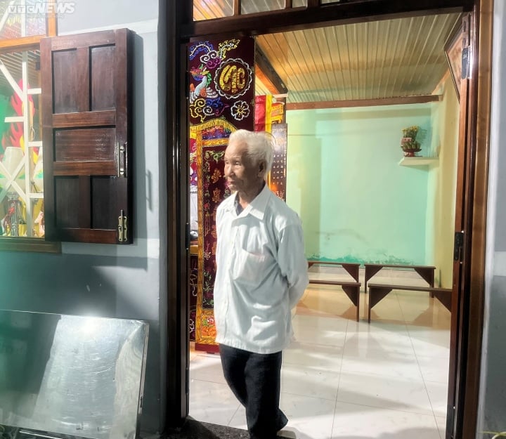 Vợ chồng chết trong vụ sạt lở ở Đà Lạt: Cha già đứng trong mưa đợi thi thể các con - Ảnh 3. Vợ chồng chết trong vụ sạt lở ở Đà Lạt: Cha già đứng trong mưa đợi thi thể các con - Ảnh 3.