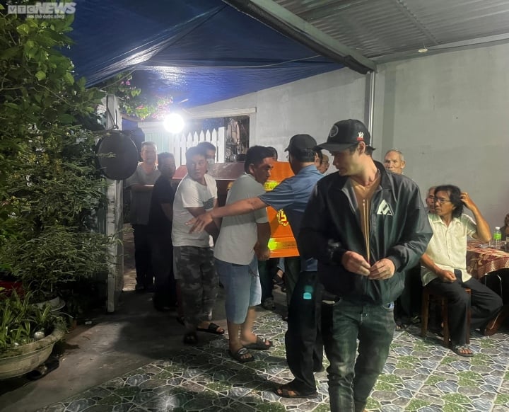 Vợ chồng chết trong vụ sạt lở ở Đà Lạt: Cha già đứng trong mưa đợi thi thể các con - Ảnh 5. Vợ chồng chết trong vụ sạt lở ở Đà Lạt: Cha già đứng trong mưa đợi thi thể các con - Ảnh 5.