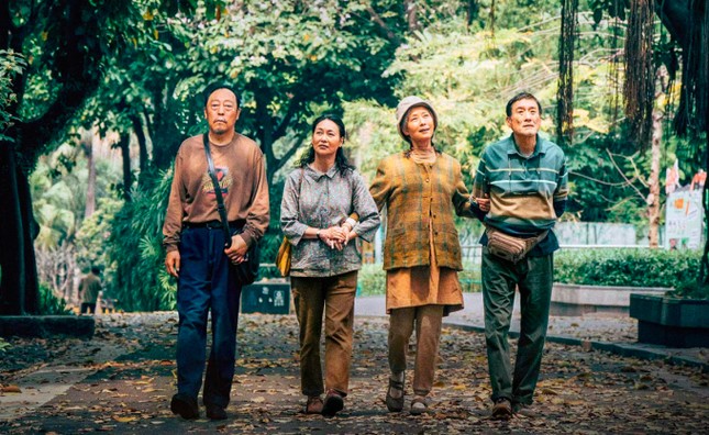 Bộ phim bị ch&ecirc; to&agrave;n diễn vi&ecirc;n gi&agrave;, tạo h&igrave;nh 'bẩn bẩn', nữ ch&iacute;nh phải xin lỗi - Ảnh 1.