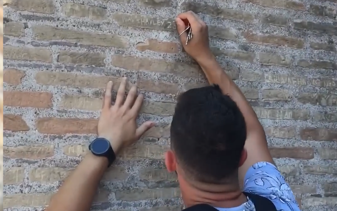 Italy truy tìm và trừng phạt du khách vẽ bậy lên bức tường Đấu trường La Mã