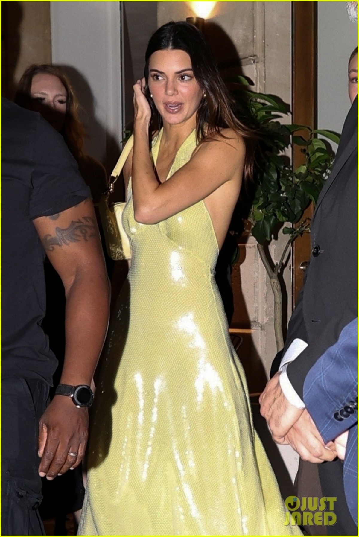 Kendall Jenner diện đầm hở lưng gợi cảm đi ăn tối c&ugrave;ng Gigi Hadid - Ảnh 2.