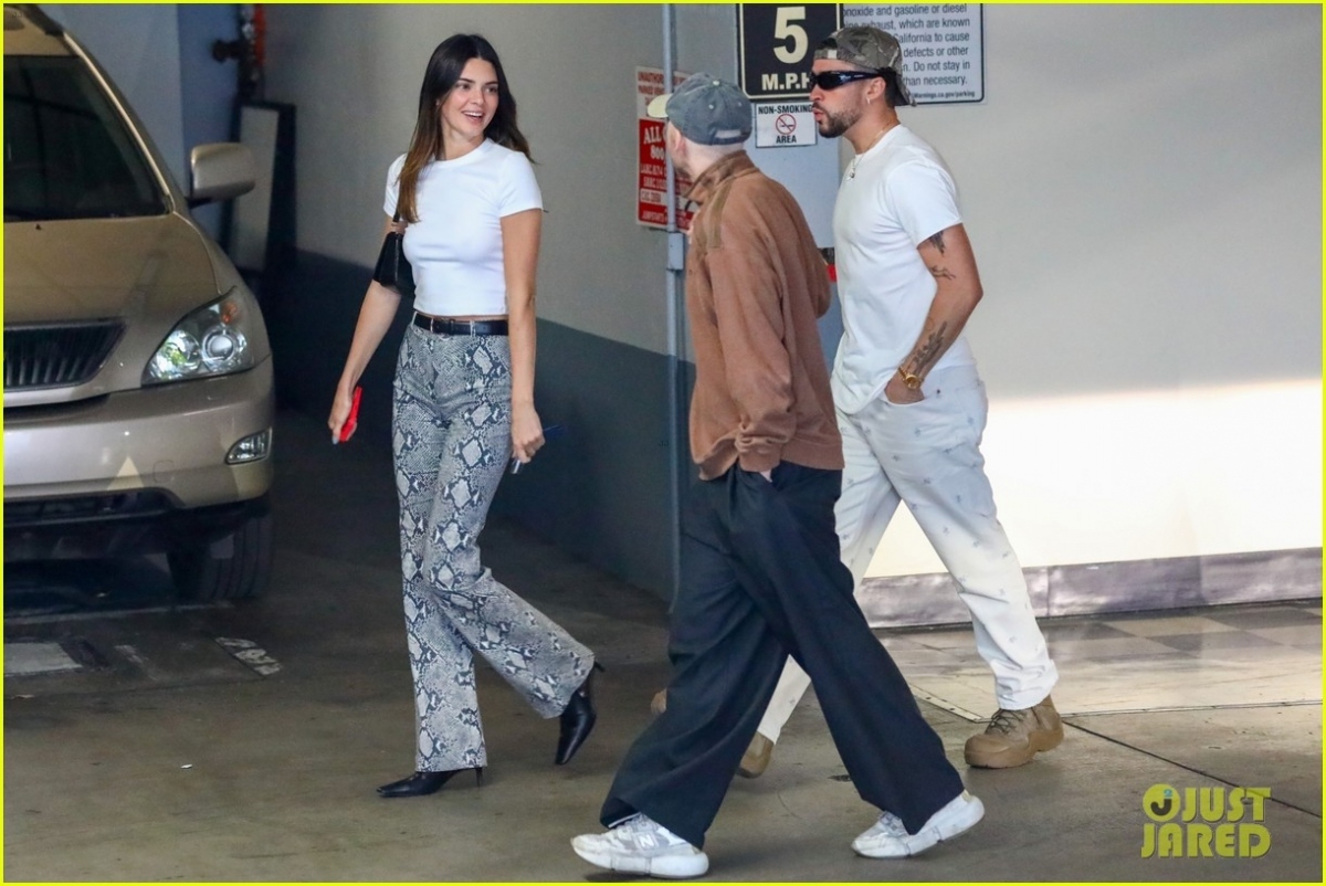 Kendall Jenner diện đầm hở lưng gợi cảm đi ăn tối c&ugrave;ng Gigi Hadid - Ảnh 9.