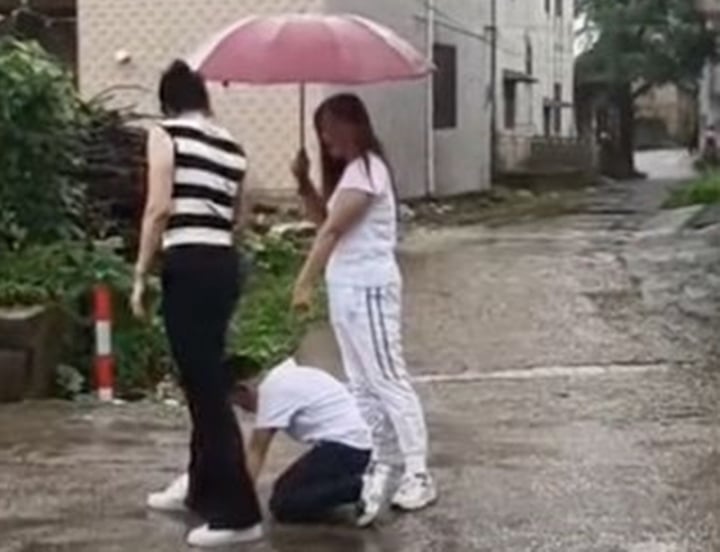 Đau lòng cảnh bố đi lấy vợ, con quỳ xin làm giấy khai sinh để đi học vẫn bị làm ngơ - Ảnh 1. Đau lòng cảnh bố đi lấy vợ, con quỳ xin làm giấy khai sinh để đi học vẫn bị làm ngơ - Ảnh 1.