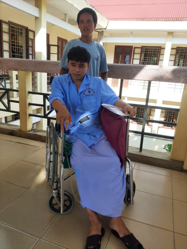 Bị thương khi gi&oacute; b&atilde;o đẩy rơi gầm cầu, th&iacute; sinh mặc &aacute;o bệnh nh&acirc;n đến trường thi - Ảnh 3.