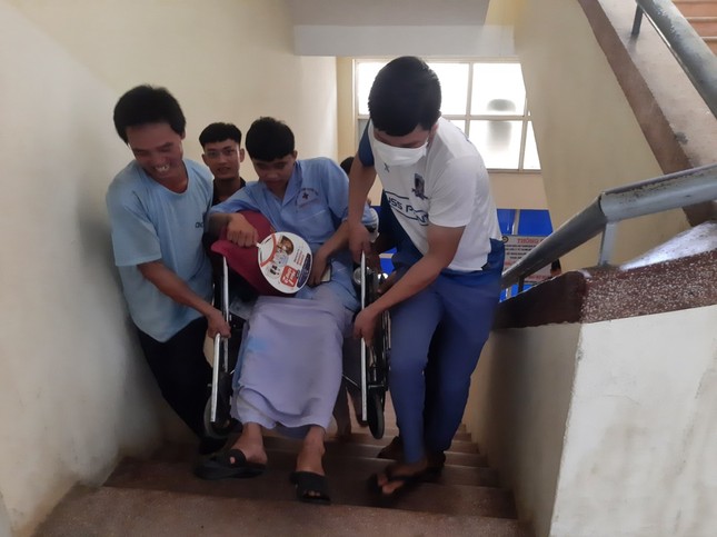 Bị thương khi gi&oacute; b&atilde;o đẩy rơi gầm cầu, th&iacute; sinh mặc &aacute;o bệnh nh&acirc;n đến trường thi - Ảnh 2.