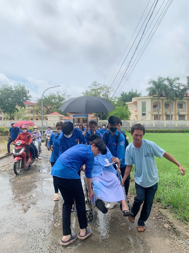 Bị thương khi gi&oacute; b&atilde;o đẩy rơi gầm cầu, th&iacute; sinh mặc &aacute;o bệnh nh&acirc;n đến trường thi - Ảnh 1.