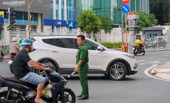 Giao thông hỗn loạn trong ngày đầu phân luồng tuyến đường trung tâm TP.HCM - Ảnh 10.