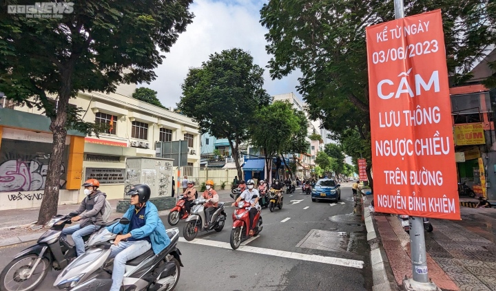 Giao thông hỗn loạn trong ngày đầu phân luồng tuyến đường trung tâm TP.HCM - Ảnh 1.