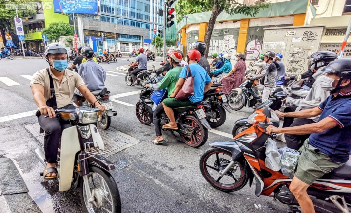 Giao thông hỗn loạn trong ngày đầu phân luồng tuyến đường trung tâm TP.HCM - Ảnh 3.