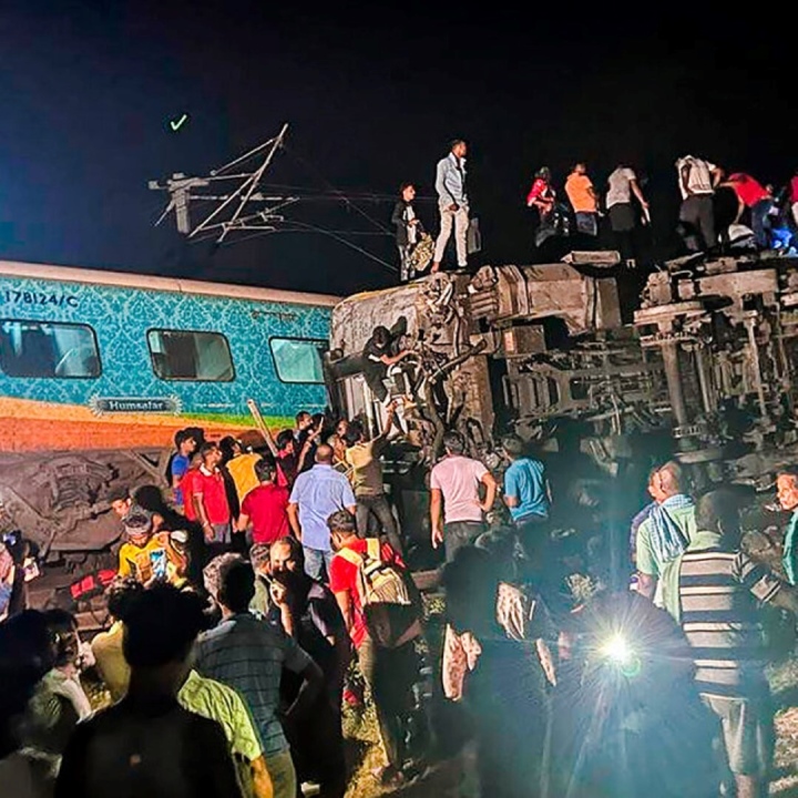 Nạn nhân sống sót trong tai nạn 3 tàu đâm vào nhau ở Ấn Độ: 15 người đè lên tôi - Ảnh 3.