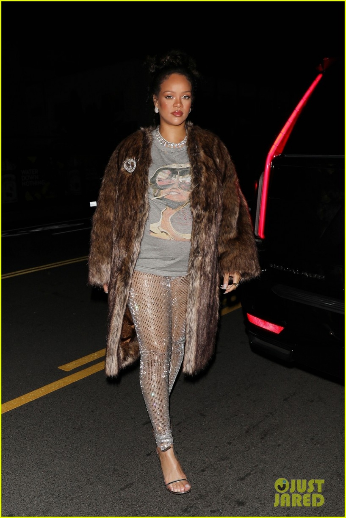 Ca sĩ tỷ phú Rihanna mặc đồ xuề xòa &quot;giấu&quot; bụng bầu đi ăn tối cùng bạn bè - Ảnh 1.