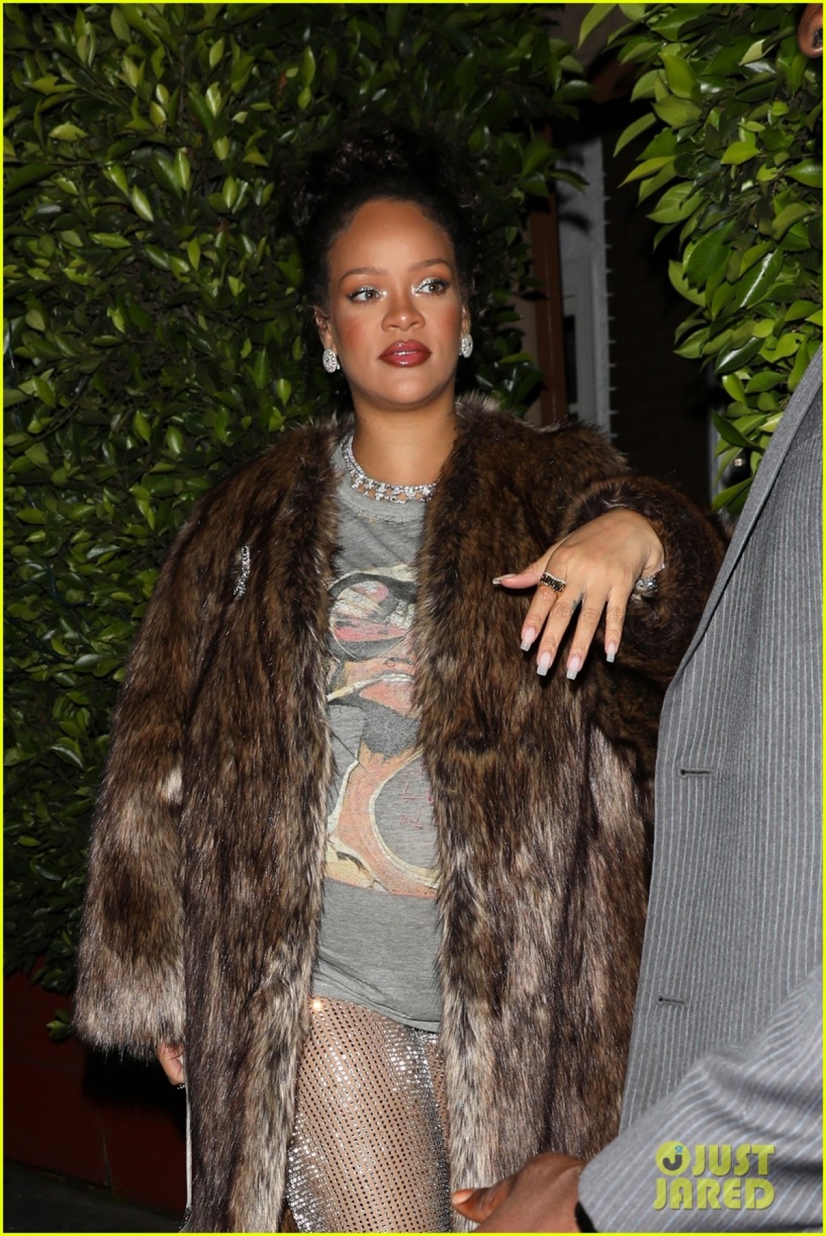 Ca sĩ tỷ phú Rihanna mặc đồ xuề xòa &quot;giấu&quot; bụng bầu đi ăn tối cùng bạn bè - Ảnh 2.
