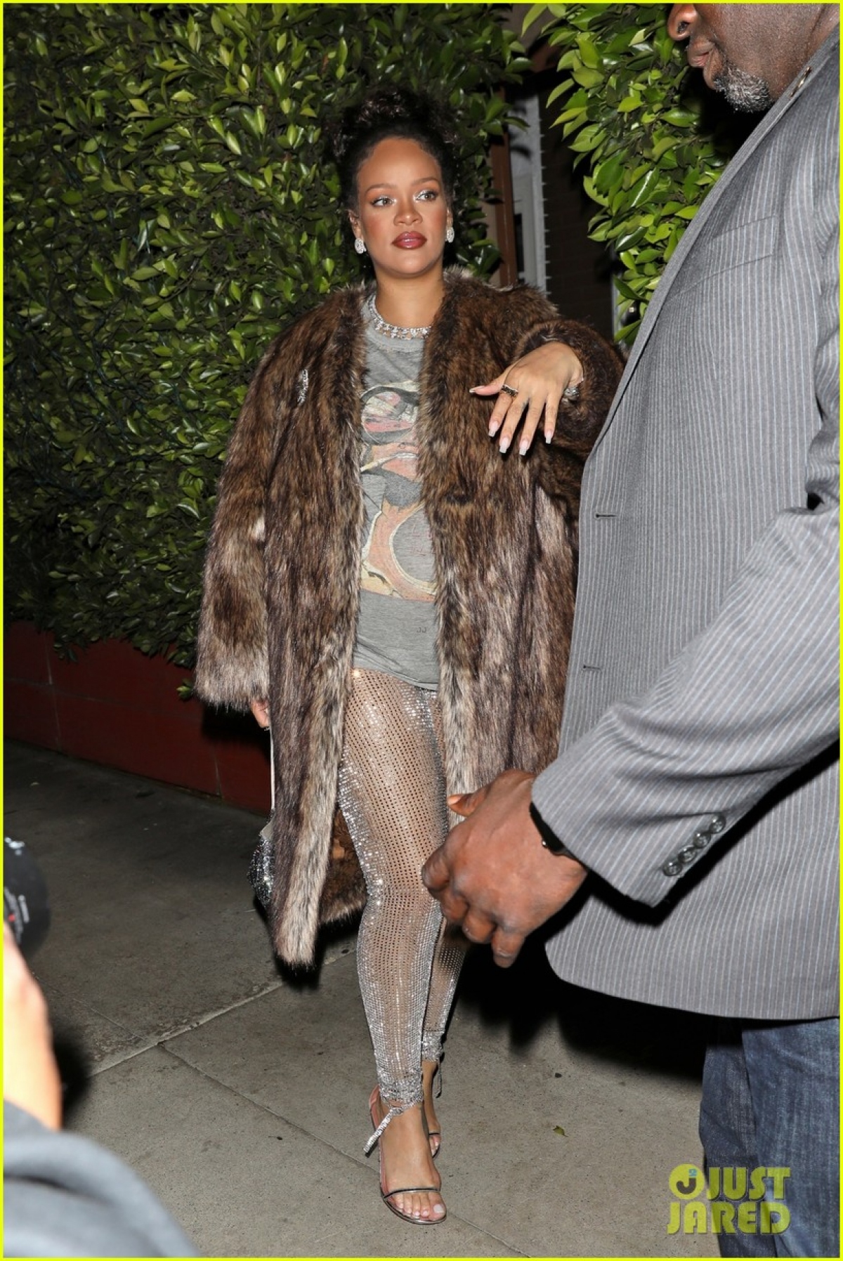 Ca sĩ tỷ phú Rihanna mặc đồ xuề xòa &quot;giấu&quot; bụng bầu đi ăn tối cùng bạn bè - Ảnh 5.