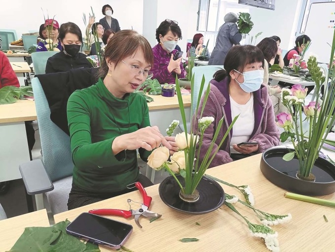 Đại học d&agrave;nh cho người gi&agrave; muốn &ldquo;hồi xu&acirc;n&rdquo;: Con đưa mẹ đi học, giảng vi&ecirc;n bằng nửa tuổi sinh vi&ecirc;n, &lsquo;tỷ lệ chọi&rsquo; mới g&acirc;y bất ngờ - Ảnh 1.