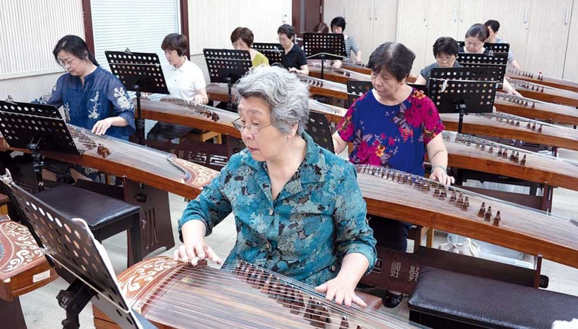 Đại học d&agrave;nh cho người gi&agrave; muốn &ldquo;hồi xu&acirc;n&rdquo;: Con đưa mẹ đi học, giảng vi&ecirc;n bằng nửa tuổi sinh vi&ecirc;n, &lsquo;tỷ lệ chọi&rsquo; mới g&acirc;y bất ngờ - Ảnh 2.